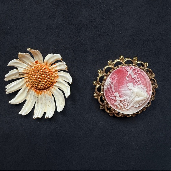 Two Vintage Brooches Pins - Picture 1 of 9